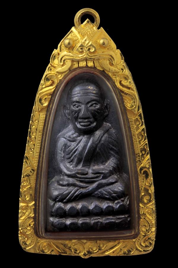 หลวงปู่ทวดหลังตัวหนังสือ ว จุด