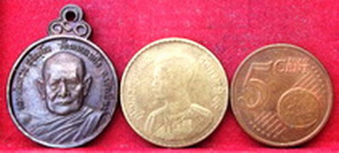 เหรียญ "หลวงปู่แหวน" สุจิณฺโณ ปี 2521 วัดดอยแม่ปั๋ง อ.พร้าว จ.เชียงใหม่ แถมเหรียญอีก 2 เหรียญ