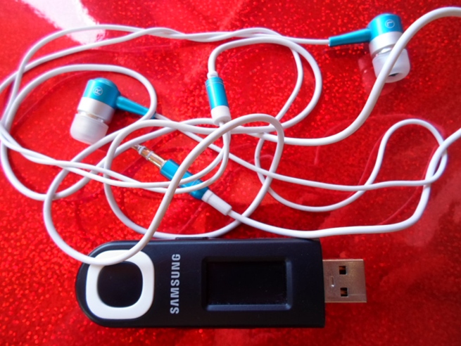 เครื่องเล่น MP3 Samsung u5 4GB ของแท้ พร้อมหูฟัง  สภาพดีมาก ขายถูกๆๆ