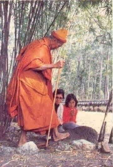 ผ้าฝ่าต๊ะ รอยมือ-รอยเท้า ครูบาชัยวงค์ วัดพระพุทธบาทห้วยต้ม ผ้าขาว ปั๊มยันต์ใบโพธิ์