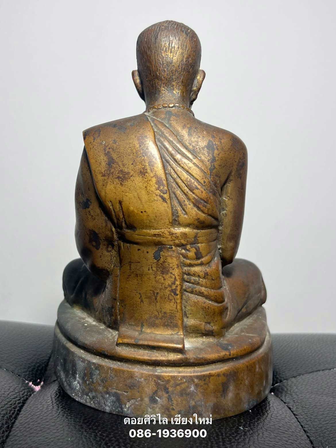 พระบูชารุ่นแรก ครูบาพรหมา วัดพระพุทธบาทตากผ้า ขนาด 5 นิ้ว ผิวหิ้งเข้มขลังมากครับ