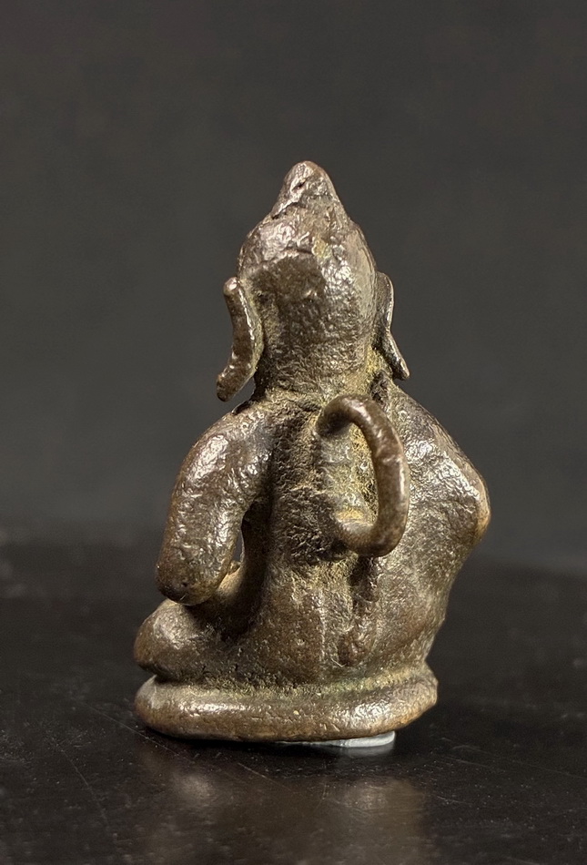 เพชรกลับ มีหูแขวนเนื้อโลหะผสมจัดมาก