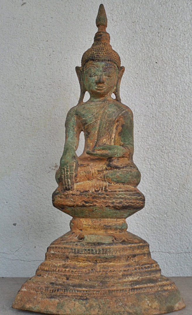 พระพุทธรูปบูชาศิลปะแบบพม่า