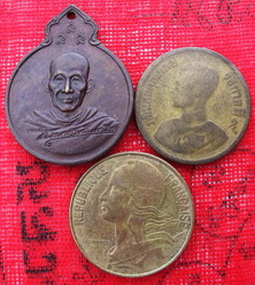 หลวงพ่อเกษม เขมโก สุสานไตรลักษณ์ จ.ลำปาง ลายเซน หลังภปร. ปี2529แถมเหรียญอีก 2 เหรียญ