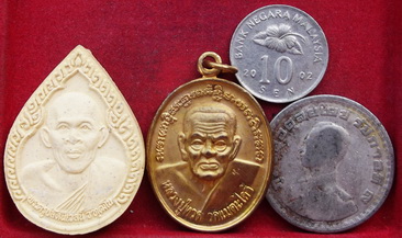 พระครูปลัดนิเวสน์ อฑฺฒโน วัดอินประชาราม อ. บ้านนา จ. นครนายก 2541แถมเหรียญอีก  3  เหรียญ