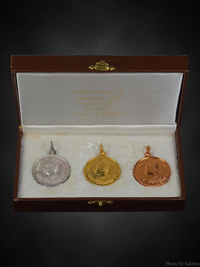 เหรียญ ร.5 ปราบฮ่อ ชุดทองคำ เงิน ทองแดง 80 ปี หลวงพ่อเกษม จ.ลำปาง ปี2534 สวยแชมป์ นํ้าหนักทอง 25.2