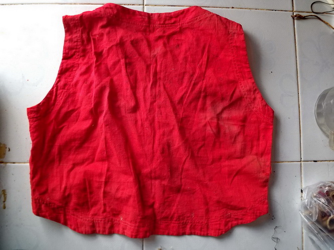 เสื้อยันแดงๆเก่าๆมีเขียนมือ ขนาด 50x50 cm