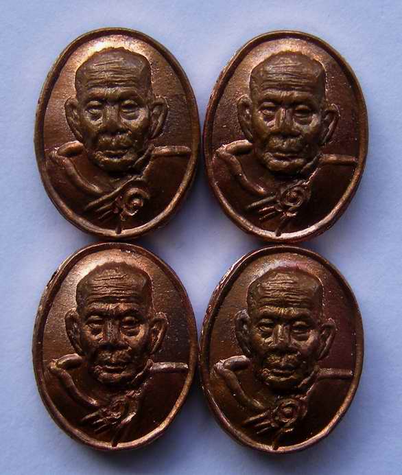 เหรียญเม็ดยาทองแดง หลวงปู่หมุน ฐิตสีโล วัดซับลำใย เดิมๆครับ 4 องค์ เคาะเดียว