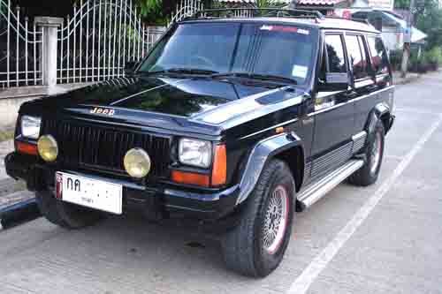 ฝนตกแทบทุกวัน เอาคันนี้ไปลุยเดินสายดีกว่า JEEP CHEROKEE 4.0สีดำสวยเดิม