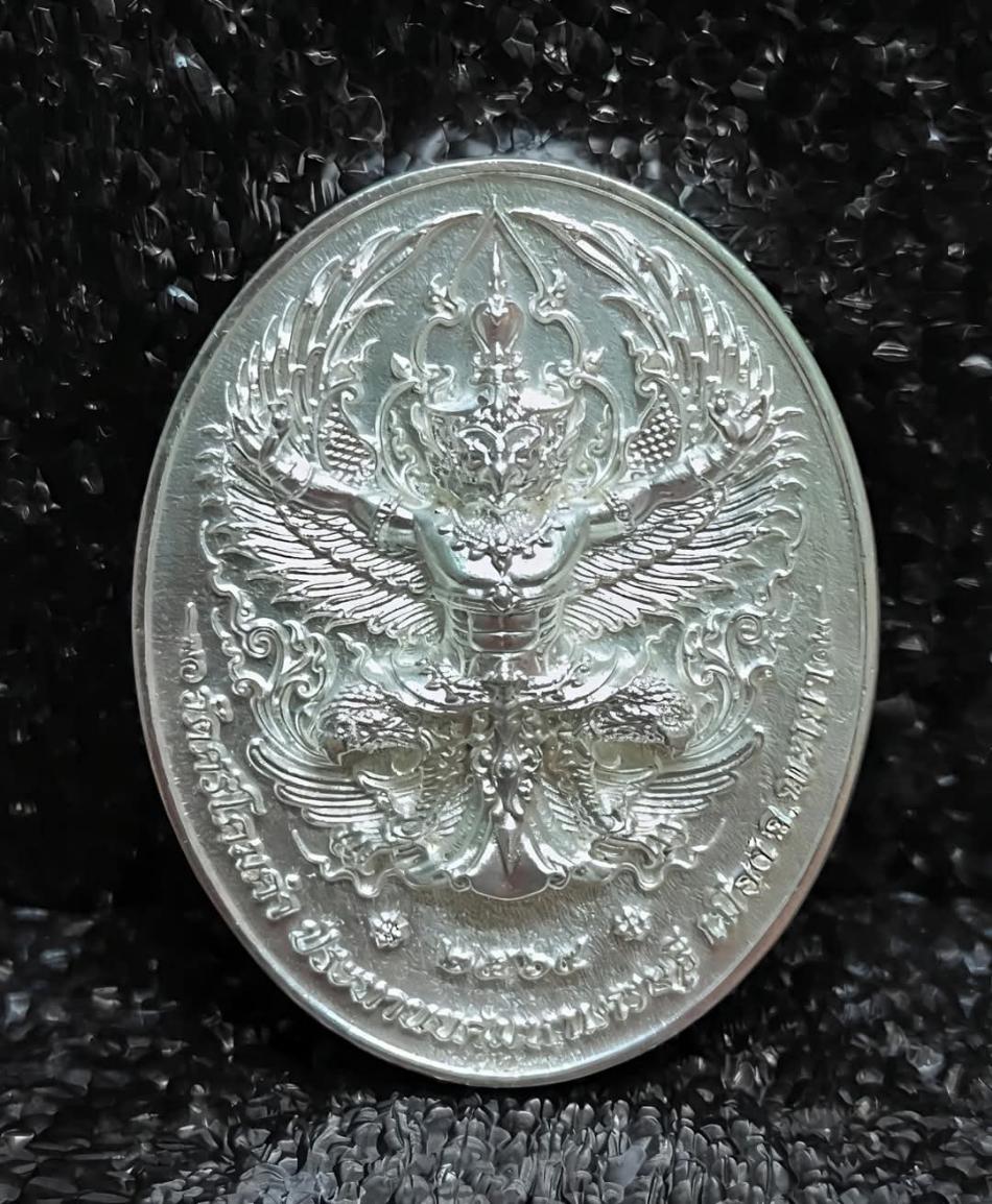 เหรียญหล่อพระเจ้าตนหลวง​ เนื้อบรอนซ์​กะไหล่เงิน​ ขัดเงาจีวร