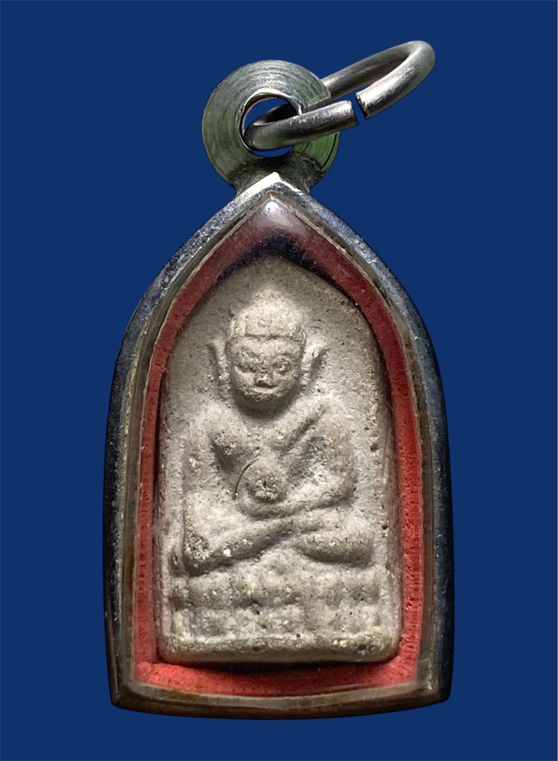 พระชัยวัฒน์ ครึ่งซีกเนื้อผงเจ้าคุณศรี