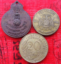 หลวงพ่อเกษม เขมโก สุสานไตรลักษณ์ จ.ลำปาง ลายเซน หลังภปร. ปี2529แถมเหรียญอีก 2 เหรียญ