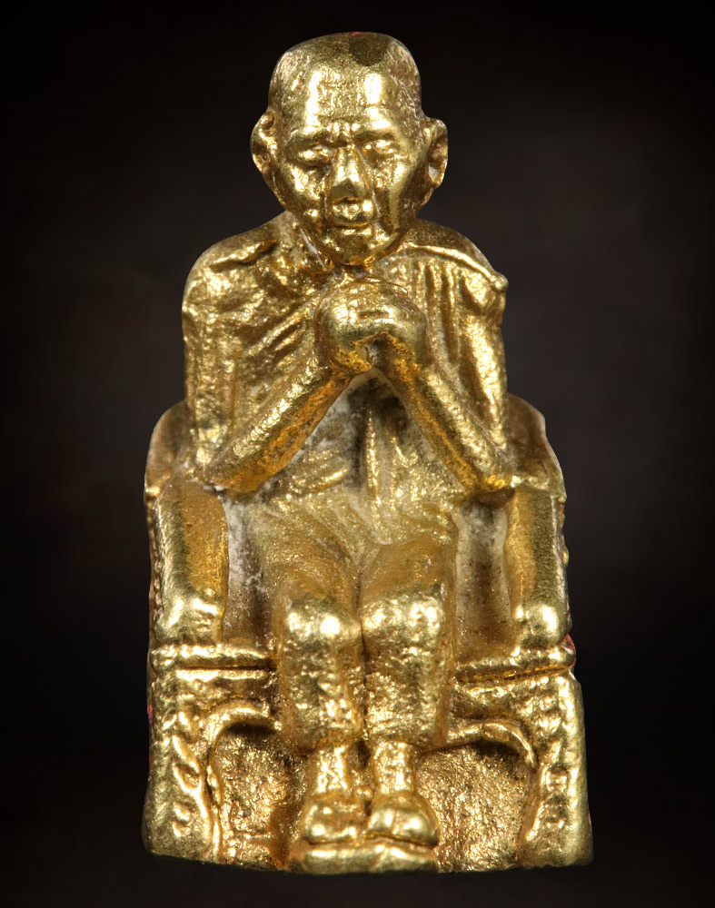 รูปหล่อหลวงพ่อเกษม เขมโก รุ่น กตัญญู พิมพ์นั่งเก้าอี้ภาวนา ปี 2532  เนื้อทองคํา นํ้าหนัก 3.34 
