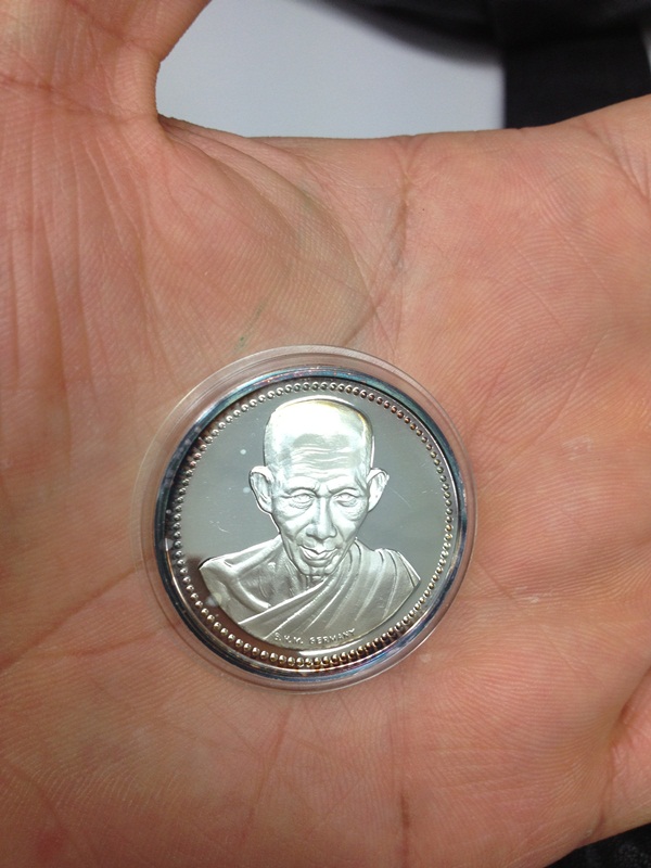 2 เหรียญ เหรียญเพิร์ธเยอรมัน หลวงพ่อเกษม เขมโก เนื้อเงินขัดเงา ปี 2537 ตลับเดิม