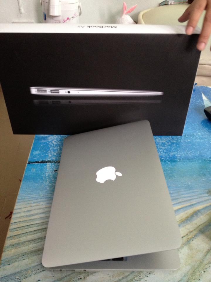 MacBook Air 11-inch Intel Core 2 Duo 1.4 GHz.SSD 64GB Late 2010 สภาพสวย