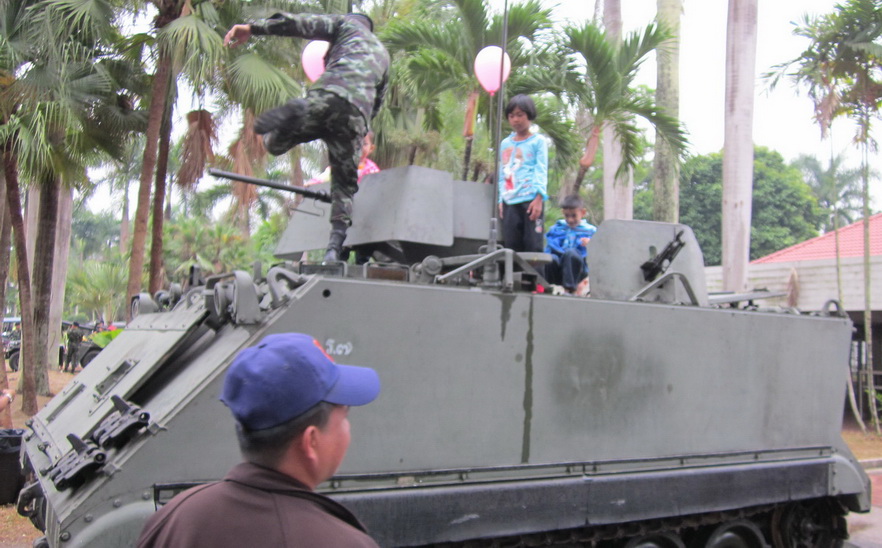 ทหารนำรถถังและปึนใหญ่บุกยืดวิทยาลัยชื่อดังเชียงใหม่ 