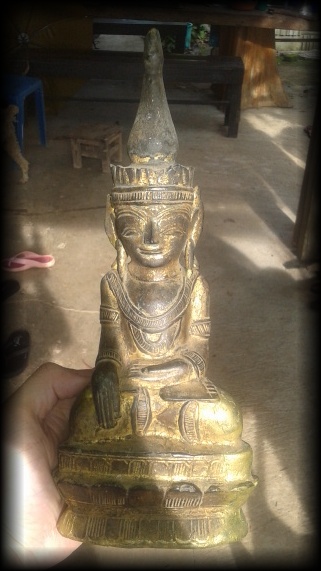 พระพุทธรูปศิลปพม่าครับ