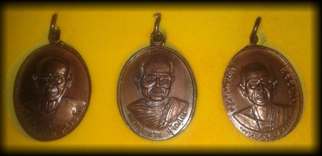 เหรียญรุ่นพิเศษสามอาจารย์ หลวงปู่มั่น หลวงปู่แหวน ครูบาศรีวิชัย วัดเจดีย์หลวง ปี2538