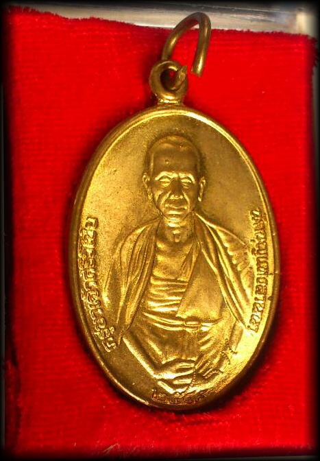 เหรียญครูบาเจ้าศรีวิชัย สิริวิชโย 129 ปี เนื้อทองฝาบาตร ปี2549 พร้อมกล่องเดิมสวยๆครับ