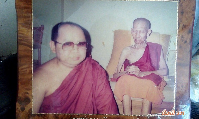 รูปถ่ายหลวงพ่อเกษม เขมโก ในอริยาบถ สงบ นิ่ง  กับพระอาจารย์ศรีบุญเรือง ปี 35