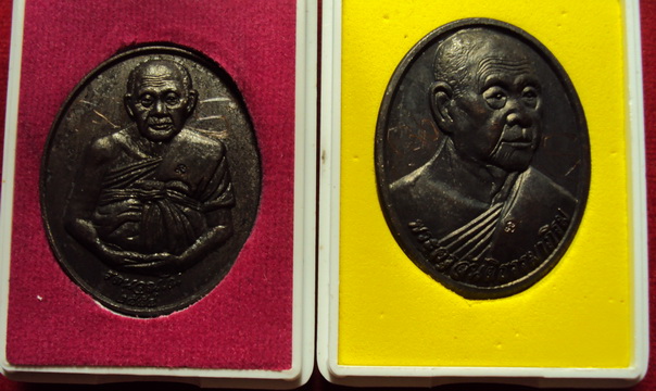 เหรียญอายุครบ๙๐ปี หลวงปู่ครูบาอ่อนปี๕๔มีรอยจาร 2 เหรียญสวยๆครับ