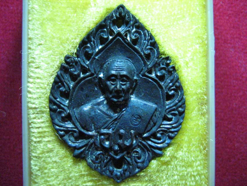 เหรียญหล่อฉลุลายไทย(นื้อนวะโลหะ)ปี๑๙