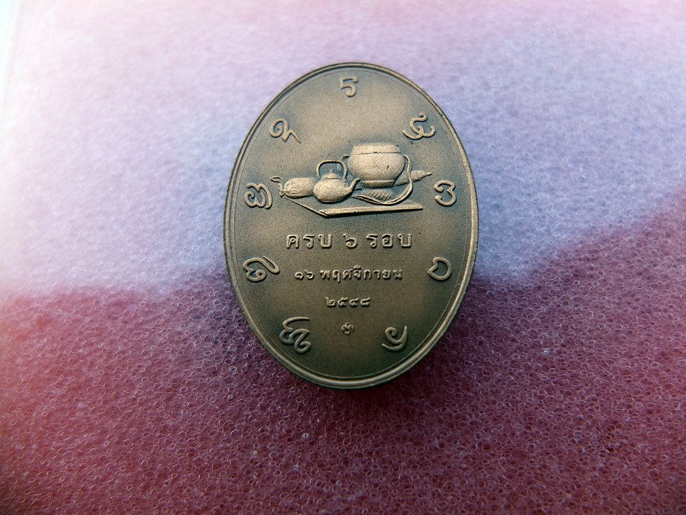 เหรียญ 6 รอบใหญ่ เนื้อ ซาติน