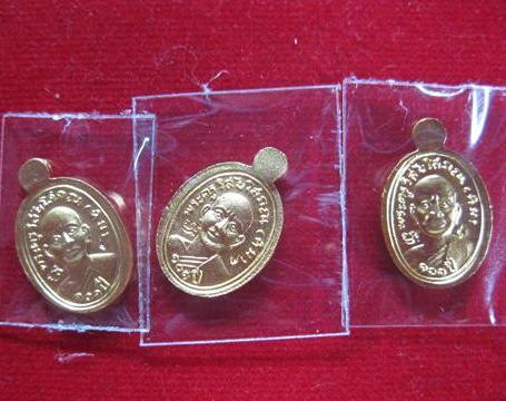 เหรียญเม็ดแตงลงยาหลวงปู่ทวด  วัดช้างไห้  รุ่น101ปีพระอาจารย์ทิมชุด3องค์