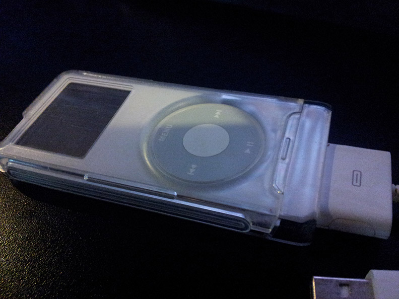 Ipod nano classicมากมีตัวกันกระแทรก สายชาร์ตUSBเคาะเดียวครับ