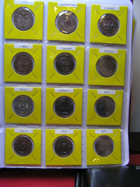 เหรียญ76 จังหวัด ด้านหน้าเป็นตราจังหวัด หลังรูปสัญลักษณ์ประจำจว.