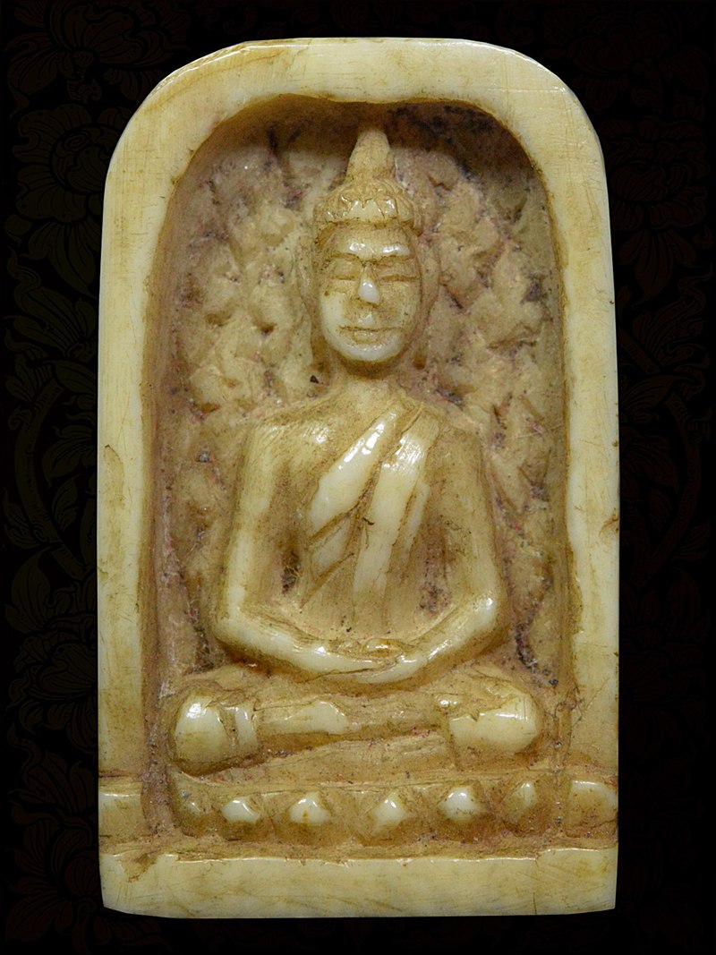 พระพุทธงาแกะนั่งสมาธิ ด้านหลังลงจาร