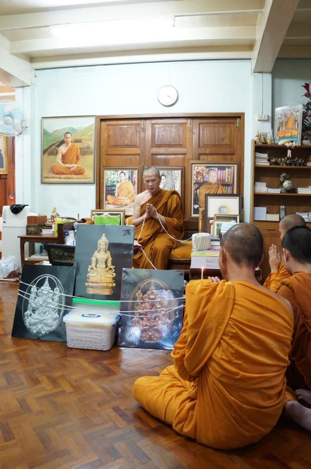 ภาพพระเกจิคณาจารย์ฝ่ายวิปัสสนาและฝ่ายมหายาน ร่วมกันอธิฐานจิต พระกริ่งอวโลกิเตศวรและเหรียญพระพิฆเนศ