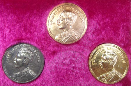 หลวงพ่อเกษม เหรียญ ร.5 หลังยันต์เขมโก 3 เหรียญกล่องเดิม ปี35