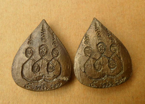 เหรียญหล่อใบโพธิ์ ครูบาศรีวิชัย หลวงพ่อ เกษม เขมโก ปลุกเสก เนื้อนวะ แพคคู่ วัดพระสิงห์ปี37 