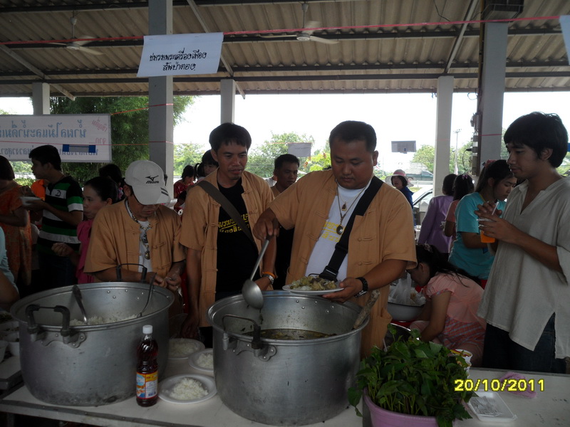 ชมรมสันบ่าตองทำบุญเลี้ยงโรงทานครับ