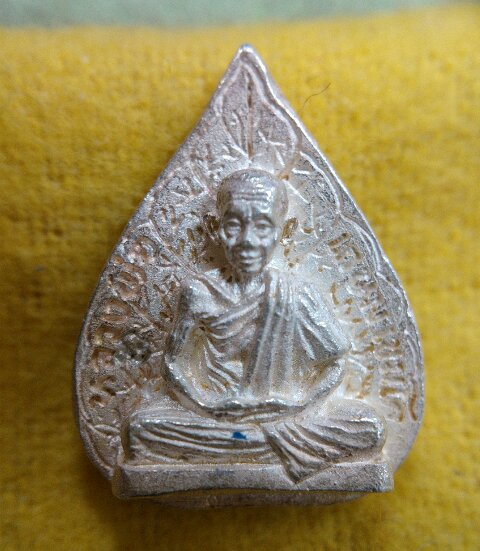 เหรียญ รูปเหมือนใบโพธิ์ เนื้อเงิน ปี 2537 ( 550 ครับ )