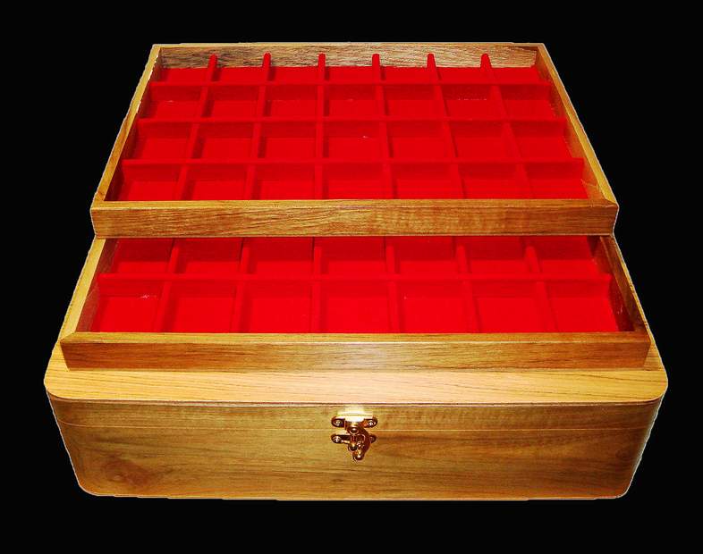 กล่องไม้ กล่องใส่พระ กล่องไม้สัก ไม้อัดสักลายไม้ สวยใส่ได้ 84 องค์