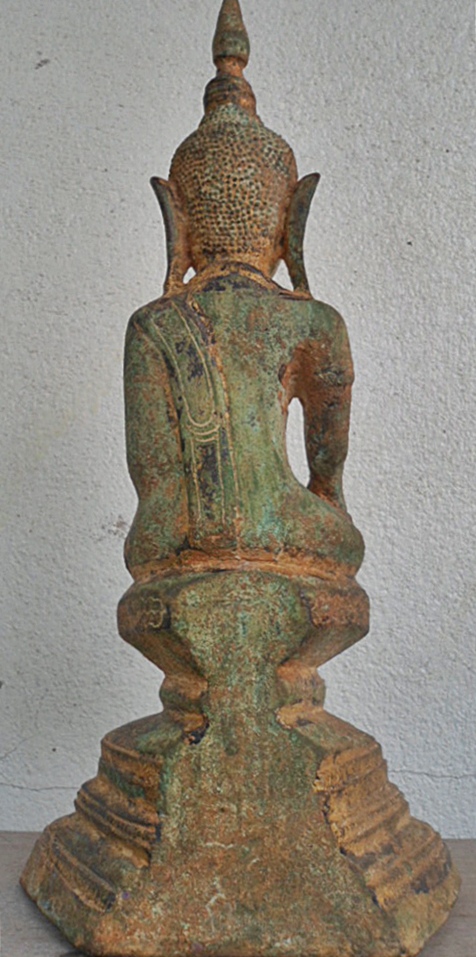 พระพุทธรูปบูชาศิลปะแบบพม่า