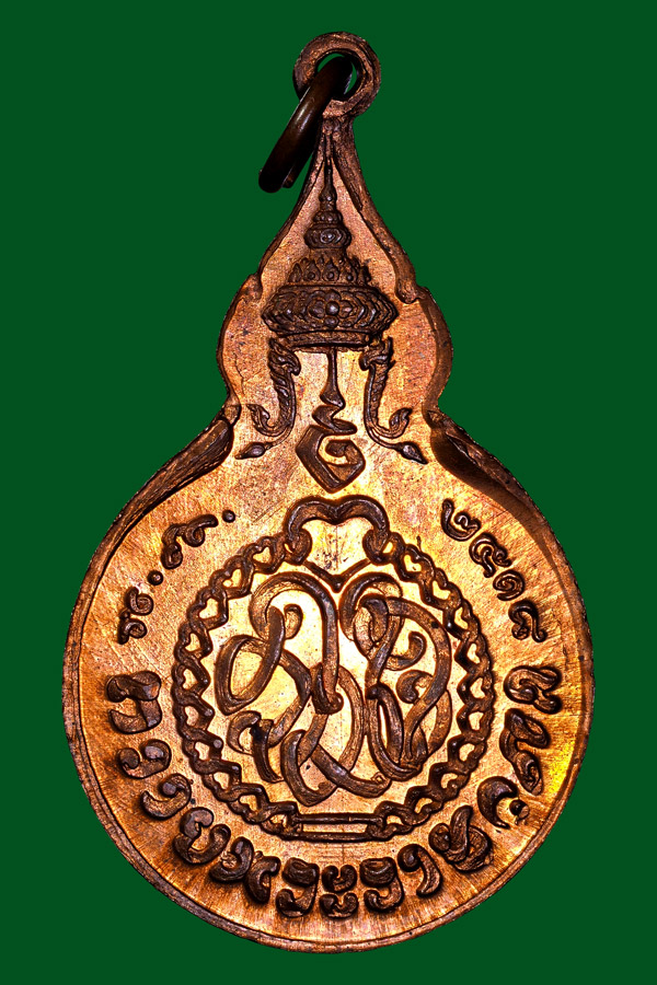 หลวงปู่แหวน5นัดนิยมวงเดือนหลังเสาสวยปี18